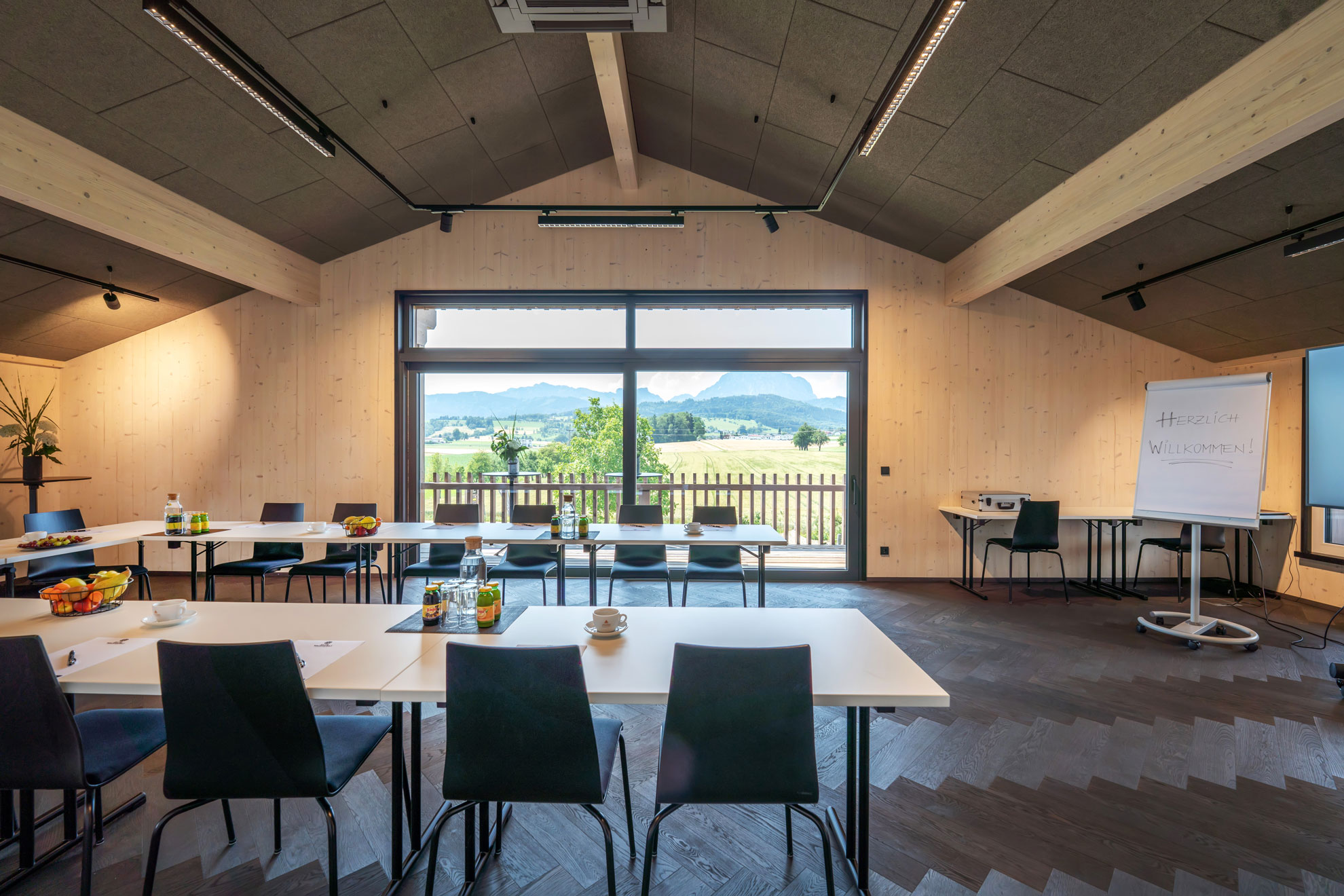 Seminarraum Traunsteinblick im Salzkammergut, U-Form-Bestuhlung mit Panoramafenstern und Bergblick