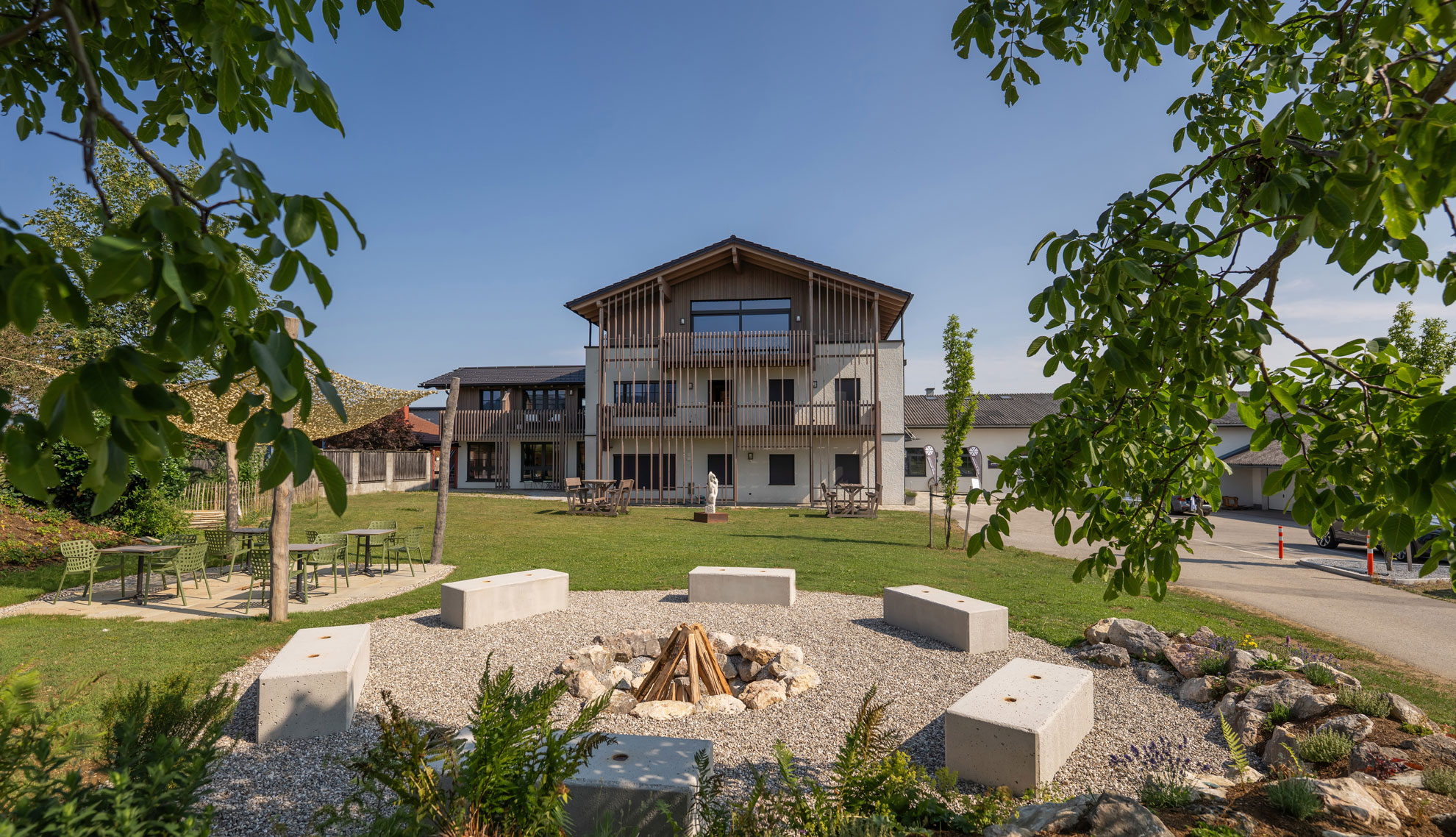 Der Seminarcampus eingebettet in die Landschaft, mit Feuerstelle im Garten