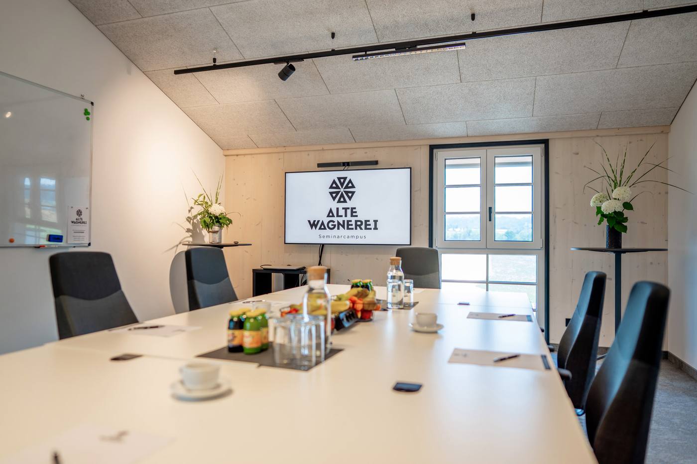 Meetingraum Steineck in Gmunden, U-Form-Setup mit großem Display